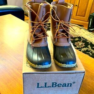 Never worn LL Bean boots. Dark brown/tan. Kids size 3 or approx a woman’s size 5